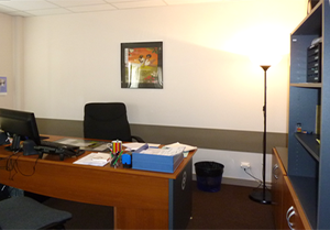 Protection murale : bureau avec protection par bandeau frottement chaise ANDAMIA protection murale bureau