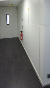 Protection murale : commissariat de police, panneaux PVC mi-hauteur ANDAMIA protection murale couloir5