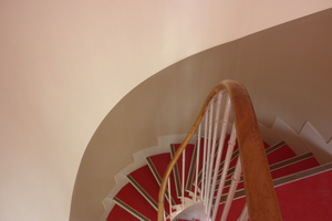 Protection murale : escalier colimaçon lycée privé, panneaux PVC mi-hauteur ANDAMIA protection murale escalier