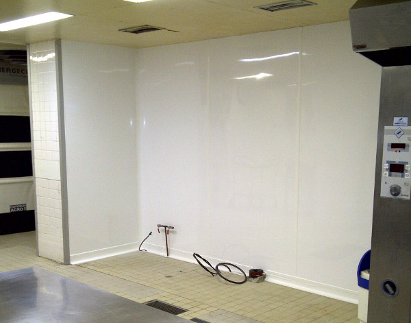 Protection murale : cuisine, recouvrement carrelage par panneaux résine toute hauteur ANDAMIA protection murale mur cuisine panneaux resine