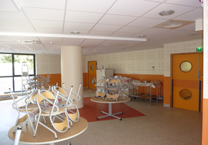 Protection murale : réfectoire, protection murs mi-hauteur, protections portes avec bandeaux ANDAMIA protection murale réfectoire