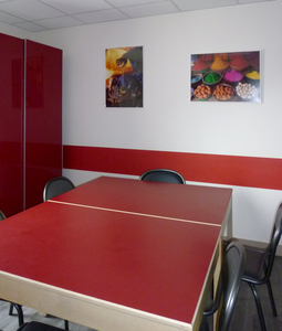 Protection murale : cafétéria - protection frottement chaises ANDAMIA protection murale cafétéria