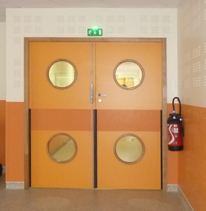 Protection murale : protection portes par bandeaux panneaux PVC découpés sur mesure ANDAMIA protection murale bandeaux portes maternelle