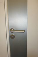 Protection murale : détail protection porte décor aluminium brossé ANDAMIA protection murale protection porte alu brossé